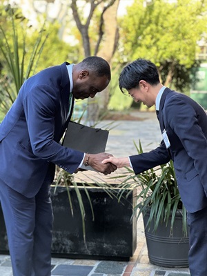 Image of Secretary Toks being greeted by MILT Director Kobayashi