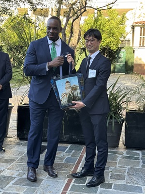 Image of Secretary Toks with MILT Director Kobayashi